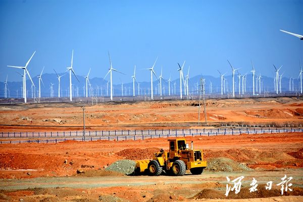图为，铲车平整场地