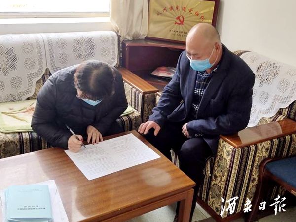 图为，头工村村干部和农户签合同
