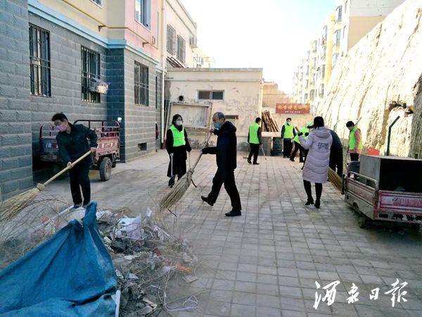 图为 包抓单位干部和社区网格员开展环境卫生整治