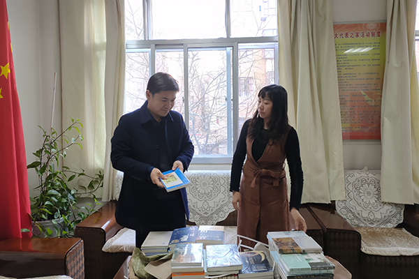 市人大捐赠图书